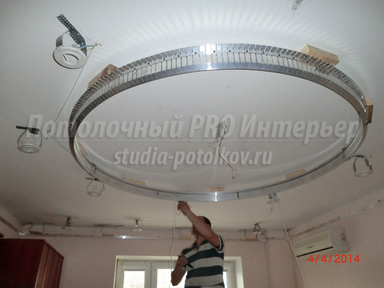 Монтаж матового двухуровневого потолка со светодиодами